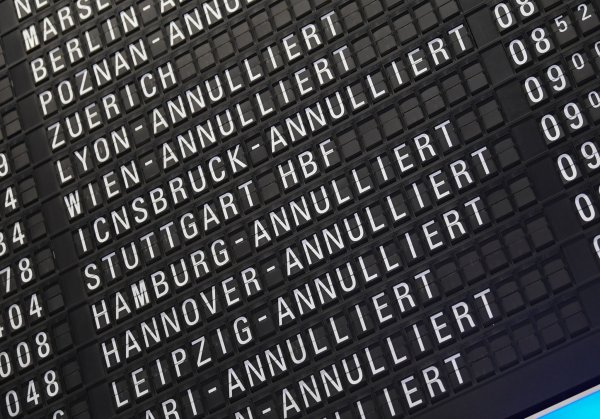 Mehr Klagen wegen ausgefallener Flüge. (Symbolbild) - © Arne Dedert/dpa