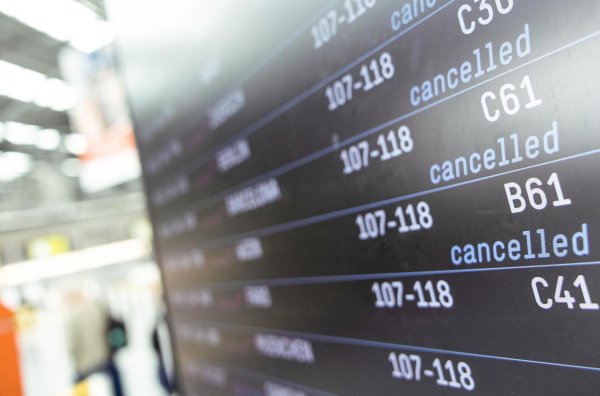 «Cancelled», also abgesagt, steht auf einer Anzeige für Abflüge am Flughafen Köln-Bonn. Am Amtsgericht in Köln laufen bundesweit die meisten Klagen nach Flugverspätungen auf. (Archivbild) - © Thomas Banneyer/dpa/dpa-tmn