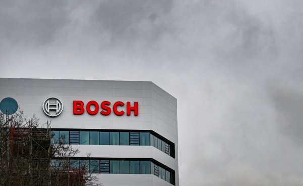 Graue Wolken über der Bosch-Zentrale: Der Gewinn des Konzerns ist um ein Drittel eingebrochen. (Archivbild) - © Bernd Weißbrod/dpa