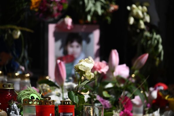 Der gewaltsame Tod der neunjährigen Valeriia hatte im Juni 2024 viele Menschen erschüttert - im sächsischen Döbeln wurde mit Kerzen und Blumen des Mädchens gedacht (Archivbild). - © Robert Michael/dpa