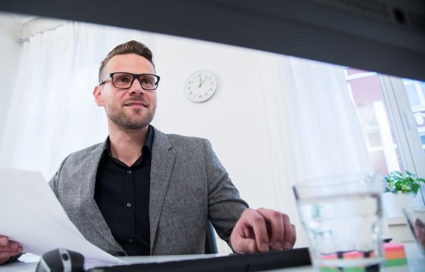 Empfiehlt ein Arzt eine Bildschirmbrille für den Arbeitsplatz, muss der Arbeitgeber für die Kosten der aufkommen - vorausgesetzt, es sind keine speziellen Extras gewünscht. - © Christin Klose/dpa-tmn
