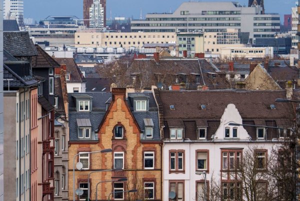 Nach einem Einbruch im Vorjahr sind die Immobilien-Investitionen im vergangenen Jahr nach Hochrechnungen des Branchenverbands IVD wieder gestiegen. (Symbolbild) - © Andreas Arnold/dpa