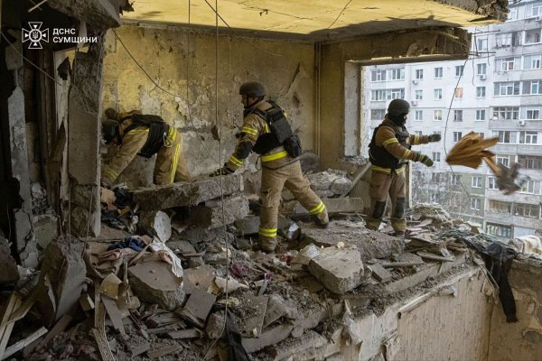 Nach dem russischen Drohnentreffer in Sumy werden mindestens neuen Tote gezählt. - © Uncredited/Ukrainian Emergency Service/AP/dpa