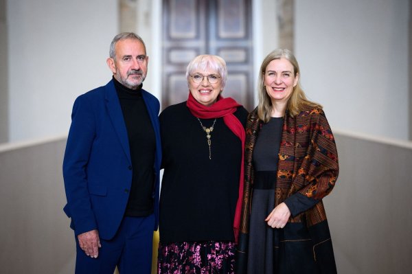 Kulturstaatsministerin Claudia Roth, der scheidende SPK-Präsident Hermann Parzinger und die designierte SPK-Präsidentin Marion Ackermann sind erleichtert über den Beschluss der Reform. - © Bernd von Jutrczenka/dpa