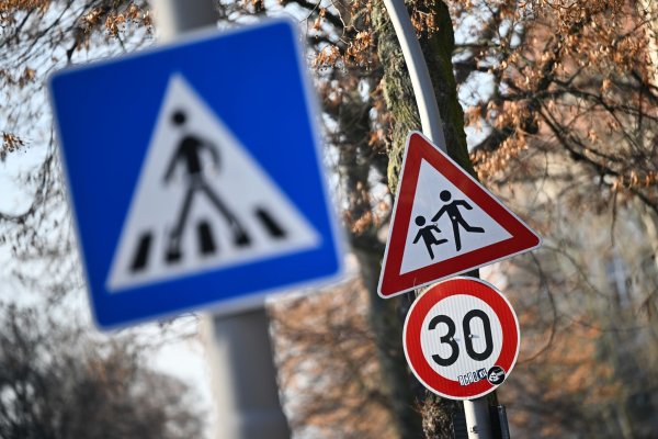 Die Möglichkeiten von Kommunen für Tempo 30 sollen ausgebaut werden. (Symbolbild) - © Sebastian Christoph Gollnow/dpa