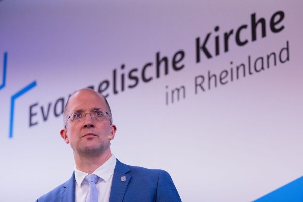 Der rheinische Präses Thorsten Latzel fordert von den evangelischen Gemeinden wegen der Mitgliederschwundes Bereitschaft zum Wandel (Archivbild). - © Rolf Vennenbernd/dpa
