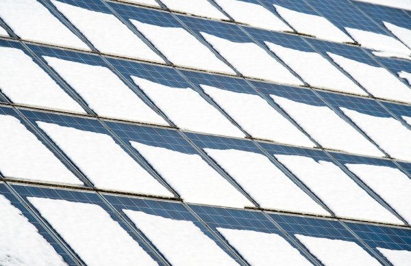 Im Winter wird wetterbedingt weniger Sonnenstrom produziert. Batteriespeicher können helfen, die natürlichen Schwankungen auszugleichen. (Illustration) - © picture alliance / ZB