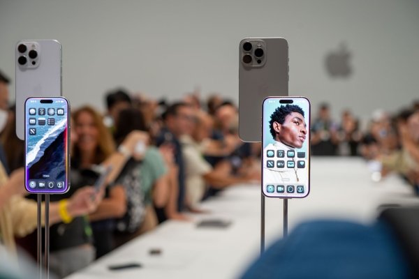 Trotz eines Rückgangs im iPhone-Geschäft verbuchte Apple einen Rekordumsatz. (Archivbild) - © Andrej Sokolow/dpa