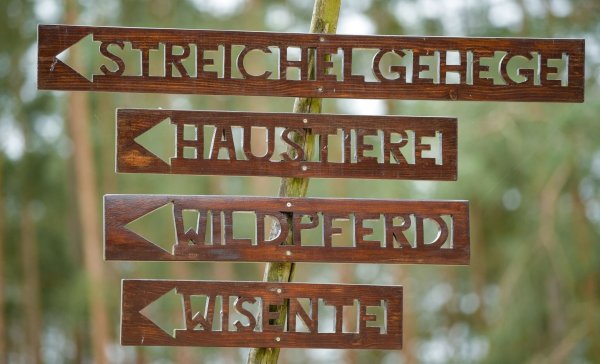 Ein Wegweiser in einem Tierpark. - © Patrick Pleul/dpa-Zentralbild/ZB