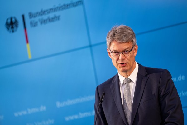 Bundesverkehrsminister Schnieder ist zuversichtlich, bald einen neuen Bahnchef beziehungsweise eine neue Bahnchefin präsentieren zu können. - © Fabian Sommer/dpa