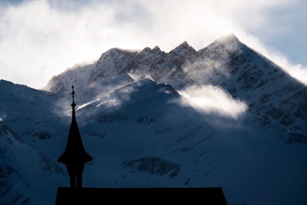 Am Breithorn sind zwei deutsche Bergsteiger in großer Not. (Archivfoto) - © picture alliance / Jean-Christophe Bott/KEYSTONE/dpa