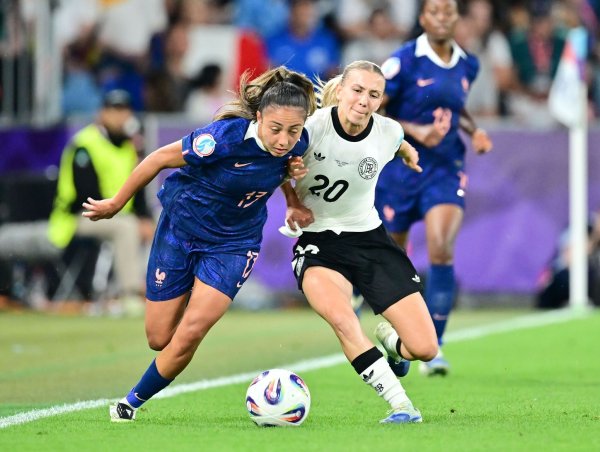 EM Duell: Elisa Senß (r) gegen Frankreichs Selma Bacha. - © Sebastian Christoph Gollnow/dpa