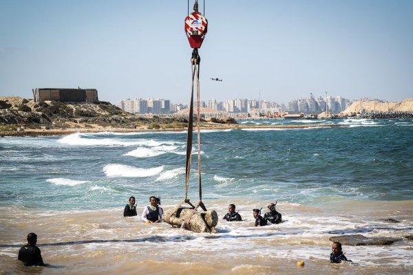 Eine antike Statue wird im Hafen von Abu Qir vom Meeresgrund des Mittelmeers geborgen - © Gehad Hamdy/dpa
