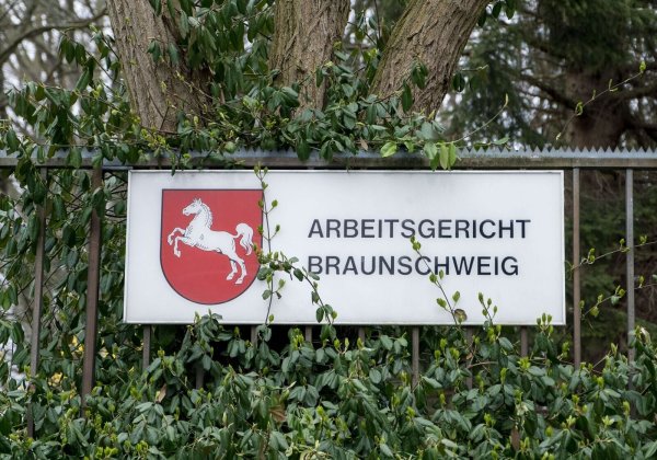 Das Arbeitsgericht Braunschweig hat eine Klage der AfD-nahen Arbeitnehmerorganisation Zentrum auf Zugang zum Werk der VW-Tochter Volkswagen Group Services in Isenbüttel abgewiesen. (Symbolbild) - © Peter Steffen/dpa