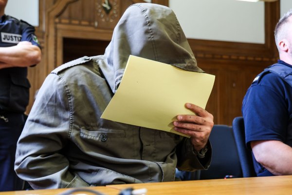 Abu Walaa, früherer IS-Statthalter in Deutschland, sitzt im Gerichtssaal am Verwaltungsgericht in Düsseldorf. (Archivbild) - © Christoph Reichwein/dpa