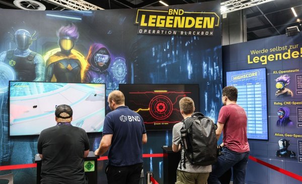 Gamescom-Besucher testen das BND-Computerspiel aus. - © Oliver Berg/dpa
