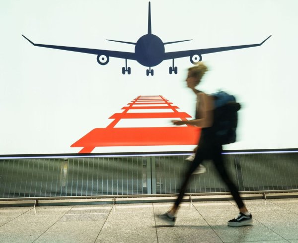 Am Frankfurter Flughafen arbeiten Bahn und Airlines auch zusammen. (Symbolbild) - © Frank Rumpenhorst/dpa