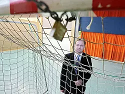 B&uuml;rgermeister Dr. Andreas Wulf hat die Tore im Nebenraum der Sporthalle sichern lassen. - &copy; Foto: Gerstendorf-Welle