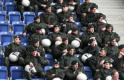 Wegen der innigen Feindschaft der westf&auml;lischen Fanlager aus Bielefeld und M&uuml;nster m&uuml;ssen auch am Samstag wieder hunderte Polizisten als menschliche Aggressionspuffer herhalten. - &copy; FOTO: ANDREAS ZOBE