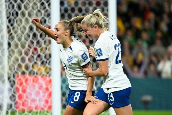 Georgia Stanway (l) schoss England gegen Haiti zum Sieg. - © Darren England/AAP/dpa