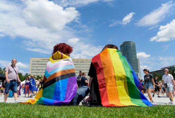 Teilnehmer der Pride-Parade in Bratislava. - © Pavol Zachar/TASR/dpa