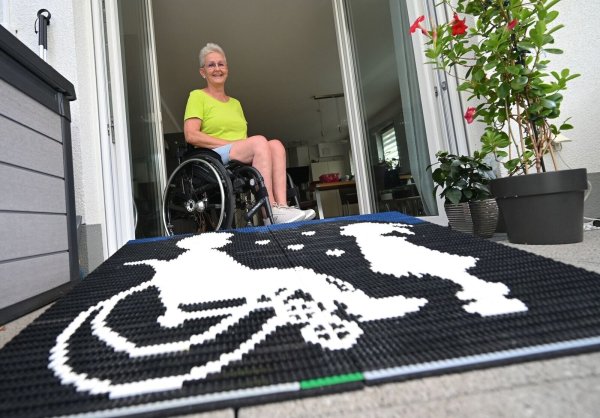 Rita Ebel, bekannt als «Lego-Oma», baut Rampen für Rollstuhl- und Rollatornutzer aus handelsüblichen Legosteinen. - © Arne Dedert/dpa