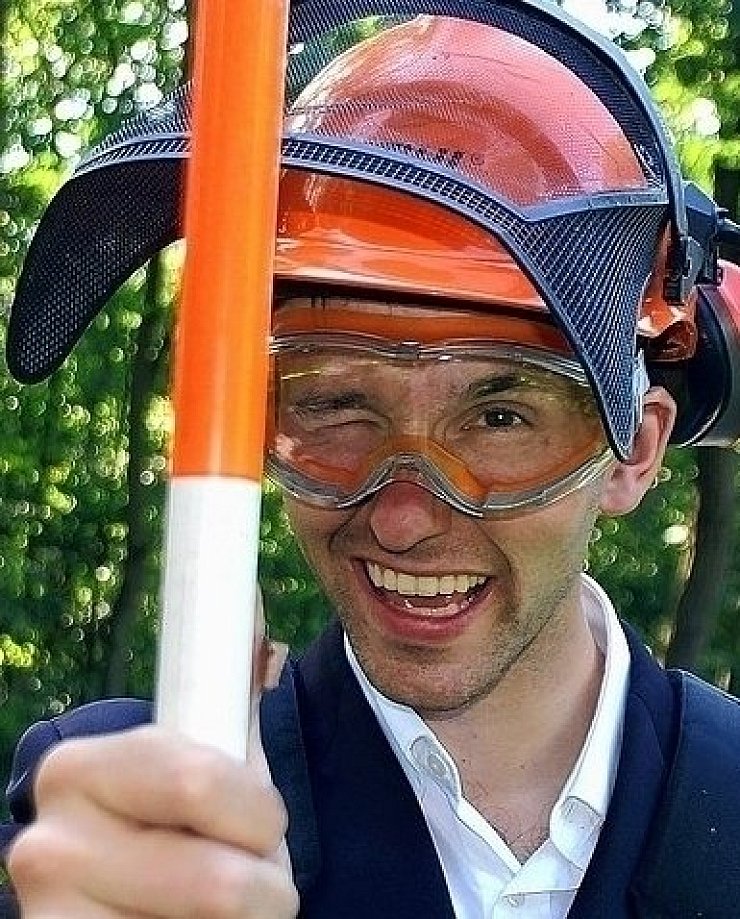 Ralf Witthaus mit Helm und Vermessungsstange. - © FOTO: NW