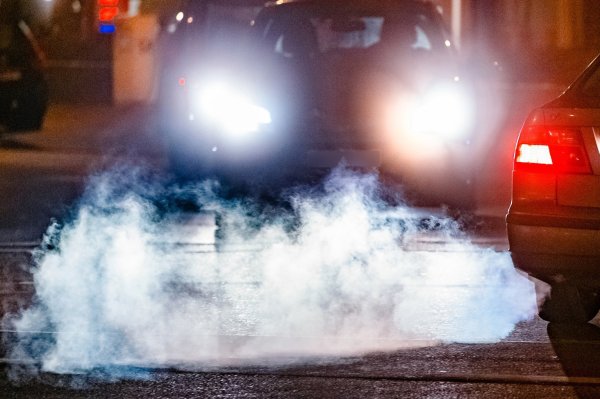 Endrohrmessung bei der AU - © Foto: Markus Scholz/dpa-tmn