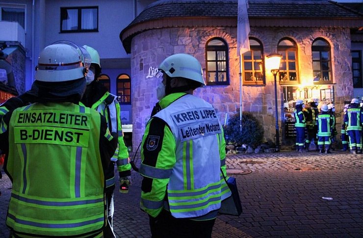 Einsatzbesprechung vor dem Hotel. - © Frank Tasche/Feuerwehr Bad Salzuflen