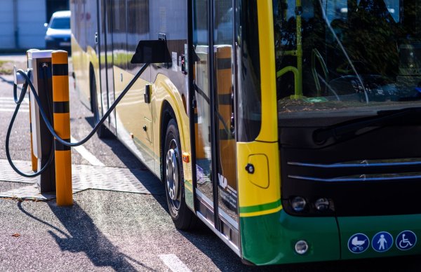 Seit 2018 fördert der Bund die Umrüstung der Busflotten in Deutschland - Tausende E-Busse sind seither im Linienverkehr unterwegs. (Archivbild) - © Jens Büttner/dpa