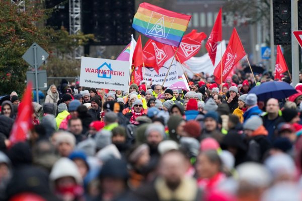 Warnstreik im VW-Stammwerk in Wolfsburg: Vor allem viele Industrieunternehmen planen Stellenstreichungen. - © Martin Meissner/AP POOL/dpa