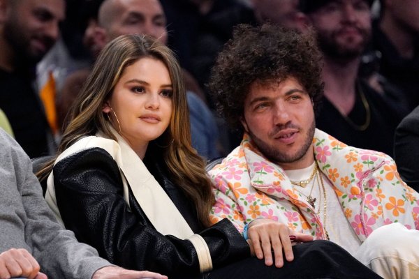Sie könnten sich verlobt haben: Selena Gomez und Benny Blanco. (Archivbild) - © Mark J. Terrill/AP/dpa