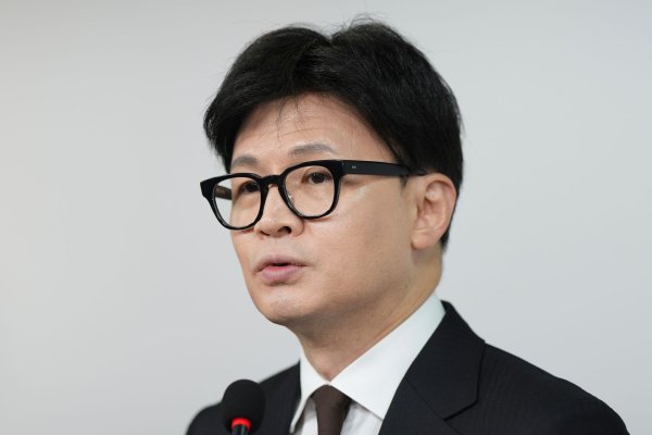 Regierungsparteichef Han Dong Hoon hat sich erstmals offen für ein Amtsenthebungsverfahren gegen Präsident Yoon Suk Yeol ausgesprochen. - © Lee Jin-man/AP/dpa