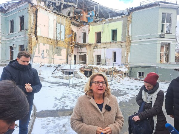 Bundesentwicklungsministerin Svenja Schulze hatte einen emotionalen Besuch der von einem russischen Raketenangriff stark geschädigten Kinderklinik Ochmatdyt in Kiew. - © Andreas Stein/dpa
