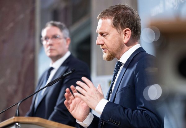 Alexander Schweitzer aus Rheinland-Pfalz für die SPD-Länder, Michael Kretschmer (CDU) aus Sachsen als Vorsitzender der Ministerpräsidentenkonferenz: In vielen Zielen sind sie sich einig. - © Hannes P. Albert/dpa