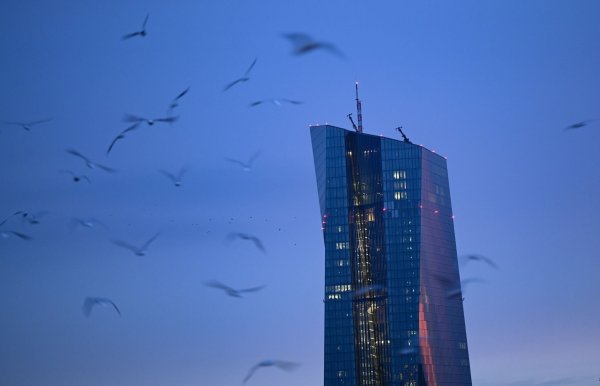 Die EZB stemmt sich gegen die hartnäckige Inflation (Archivbild) - © Arne Dedert/dpa