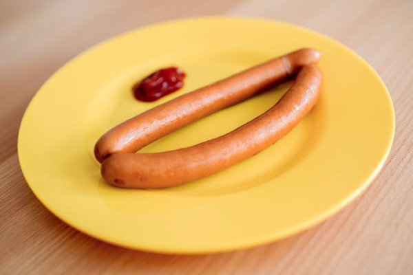 Vom Verzehr der Würstchen nach dem 26. Dezember 2024 wird abgeraten. (Symbolbild) - © Hauke-Christian Dittrich/dpa