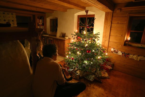 Online oder vor Ort? Mehr als die Hälfte der Befragten plant, sich den Christbaum im stationären Handel zu holen. - © Karl-Josef Hildenbrand/dpa-tmn