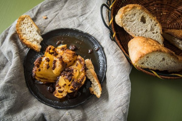 Onion Boils werden derzeit als Foodtrend gefeiert - wie hier, gefüllt mit Gewürzbutter, aus der Heißluftfritteuse. - © Christin Klose/dpa-tmn