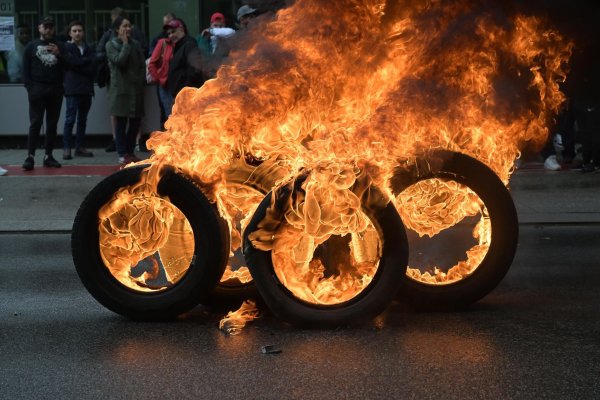 Gegen die mögliche Schließung des Werks protestierten Audi-Mitarbeiter Anfang September mit brennenden Reifen. (Archivbild) - © Jonas Roosens/Belga/dpa