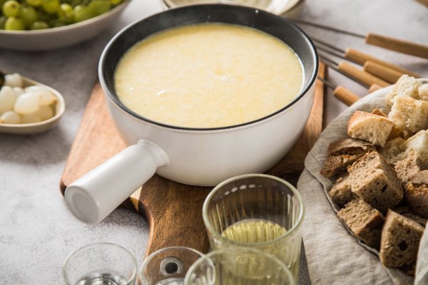 Klassischer Genuss: Das Schweizer Käsefondue Moitié-Moitié, serviert mit würzigem Brot, ist perfekt für gesellige Winterabende. - © Christin Klose/dpa-tmn