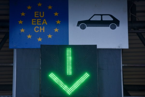 Reisende müssen an der Landgrenze zu Bulgarien und Rumänien bald keinen Reisepass mehr vorzeigen. (Archivbild) - © Uncredited/AP/dpa
