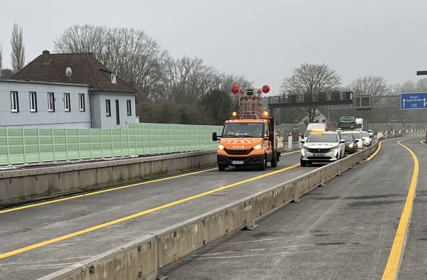 Endlich wieder in einem Rutsch durch Bochum: Nach über vier Monaten Vollsperrung wegen eines Brückenneubaus ist die A40 für den Verkehr freigegeben worden. - © -/Autobahn Westfalen/dpa