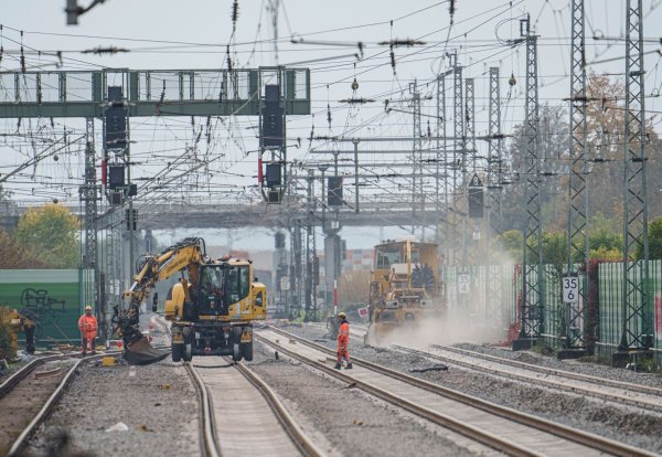 Nach fünf Monaten Bauzeit rollt ab Sonntag wieder der Zugverkehr über die Riedbahn. (Archivbild) - © Andreas Arnold/dpa