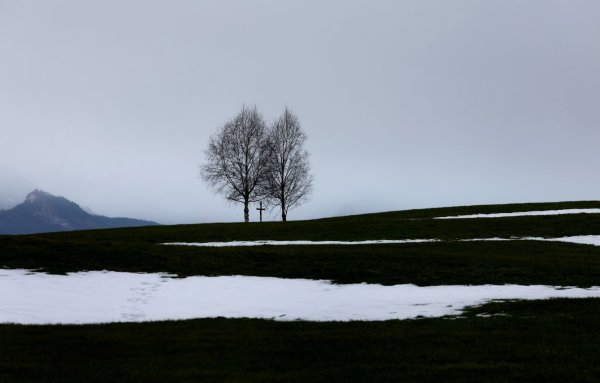 Schnee und Glätte in den Hochlagen, sonst Regen und mildere Temperaturen lautet die Wettervorhersage für das kommende Wochenende (Archivbild). - © Karl-Josef Hildenbrand/dpa