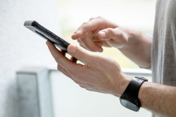 Neue Features in Android: Die Standortübermittlung fremder Tracker lässt sich nun vorübergehend unterbrechen und auch unerwünschte Tracker können gefunden werden. - © Christin Klose/dpa-tmn
