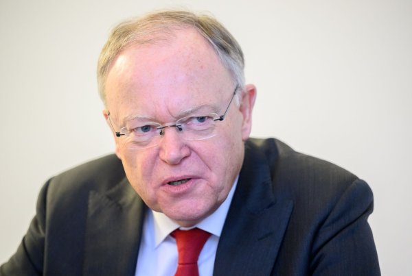 Niedersachsens Ministerpräsident Weil bedauert die Verfassungsbeschwerde von ARD und ZDF. - © Julian Stratenschulte/dpa