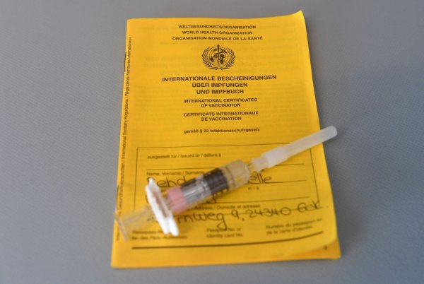 Zum Schutz vor Polio werden allen Kindern in Deutschland drei Impfdosen empfohlen (Symbolbild). - © Carsten Rehder/dpa