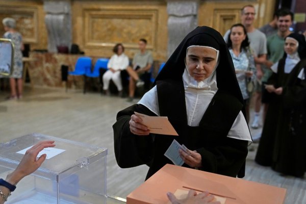 Wahllokal in Madrid: Eine Nonne gibt ihre Stimme ab. - © Paul White/AP/dpa