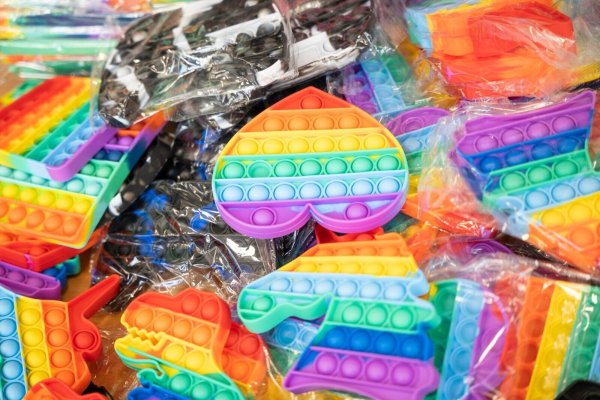 Kunststoff-Produkte ohne TÜV-Zertifikat, die vom Zoll sichergestellt wurden (Symbolbild). - © Christian Knieps/dpa